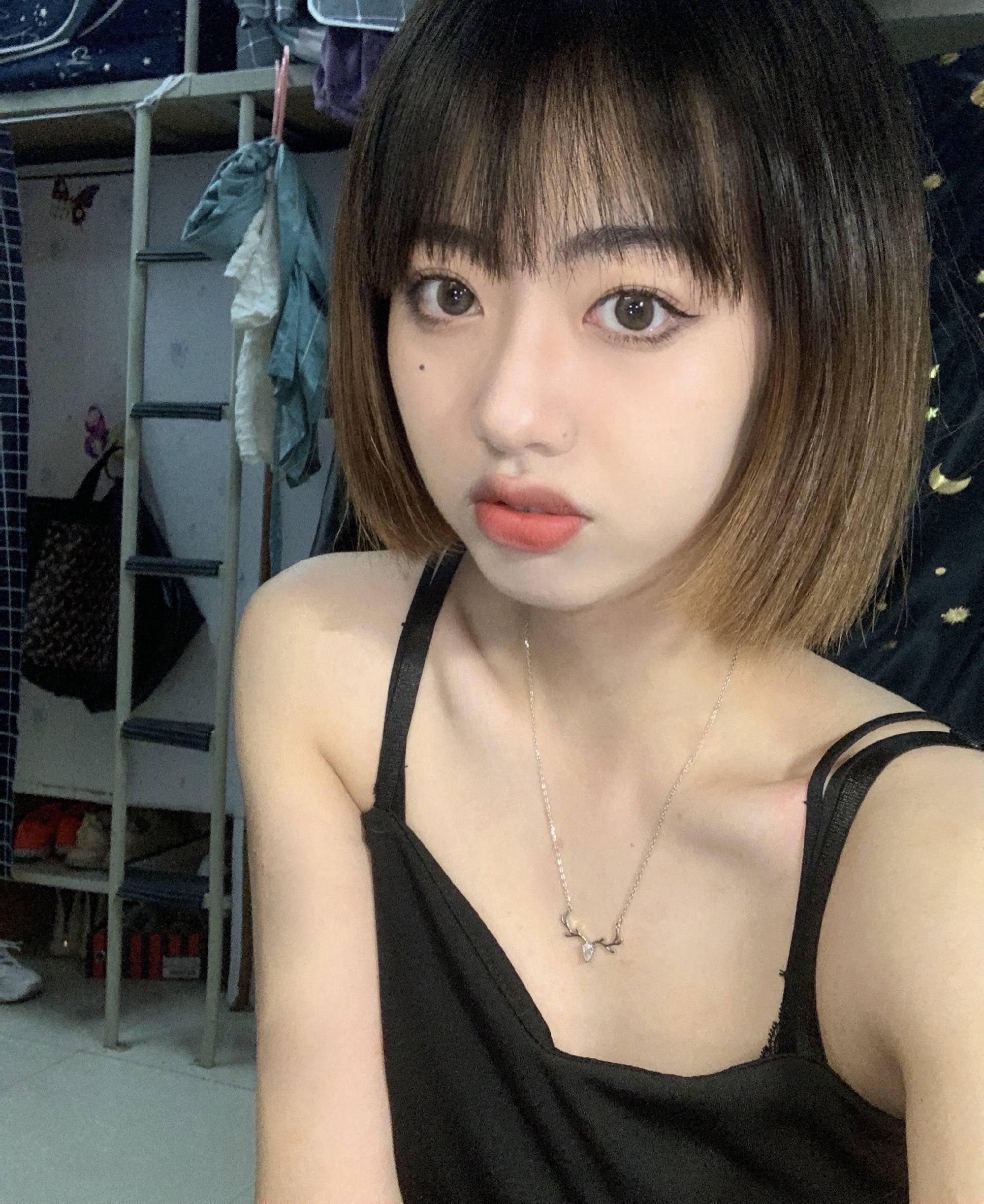 朝阳琳琳 样子像三线明星一样