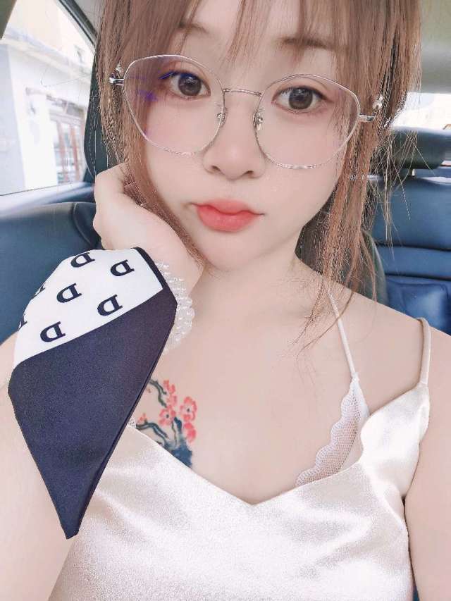 22岁 身高168 c罩杯，细皮嫩肉学生气质