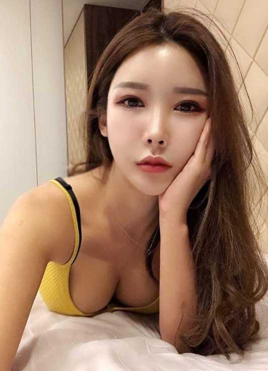 体验翘臀妹妹，胸大皮肤嫩，后入来劲